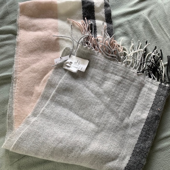 H&M scarf - Picture 1 of 2
